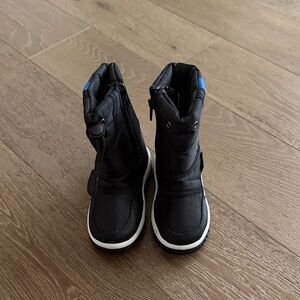 Merence Black Snow boots. Size:25 (8.5-9 toddler) Gently Used.